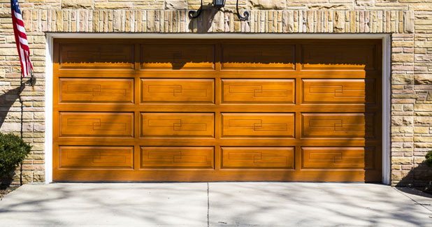 Woodengarage door Ladera Heights